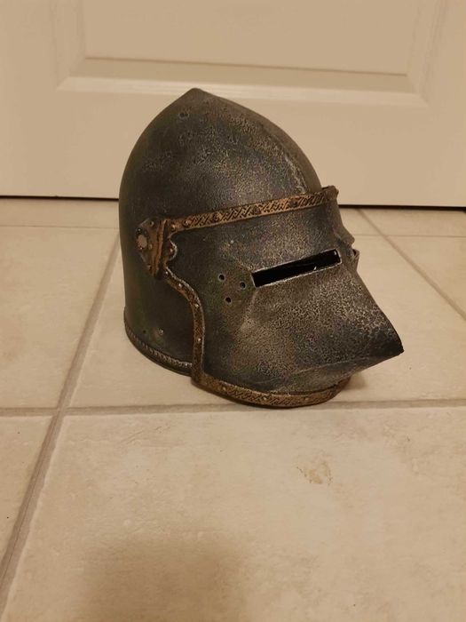 Hełm krzyżackiego kawalerzysty (plastikowy, zabawkowy)