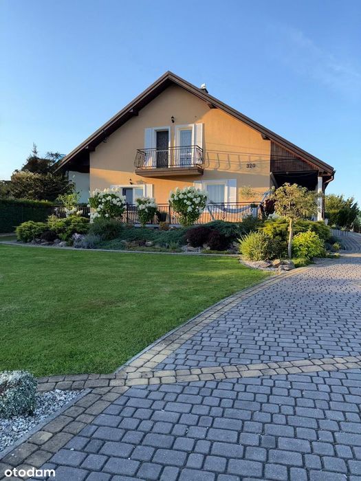 Rodzinny dom na sprzedaż - spokój, ogród, taras i  przestrzeń