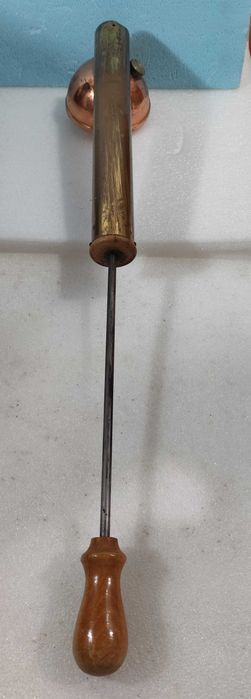 Antigo pulverizador em cobre e latão