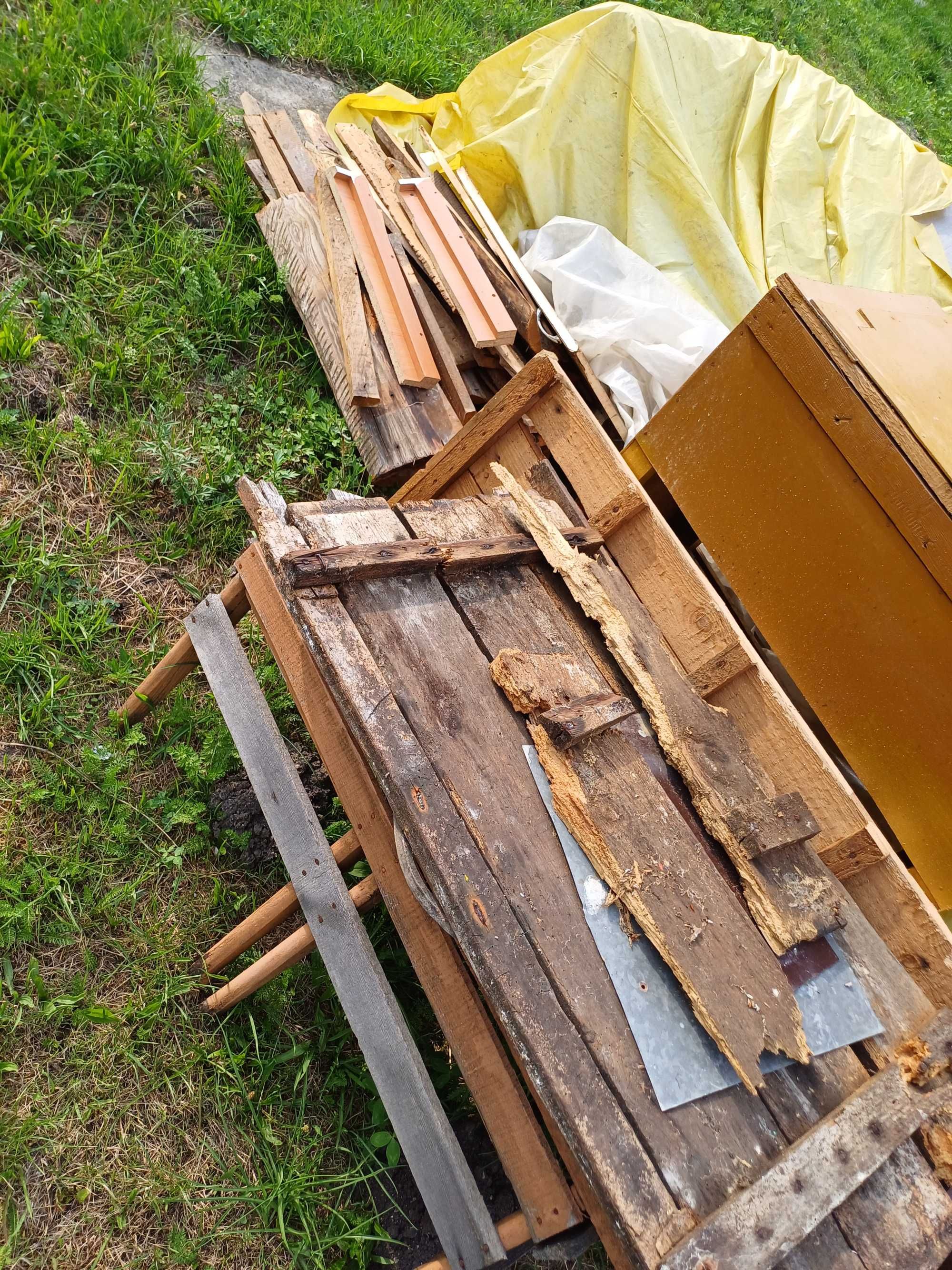 Drewno i papa z rozbiórki