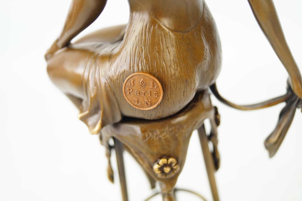 Kobieta siedząca na krześle zmysłowa figura z brązu rzeźba