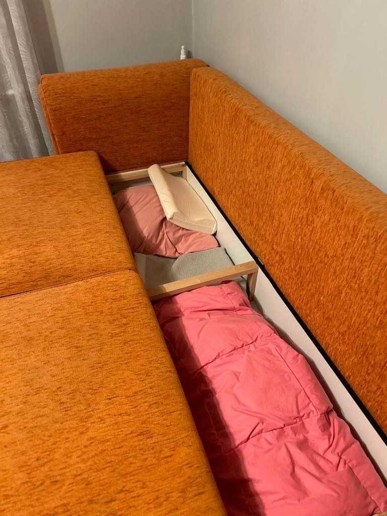 sofa rozkładania z pojemnikiem na pościel i poduszkami AGATA MEBLE