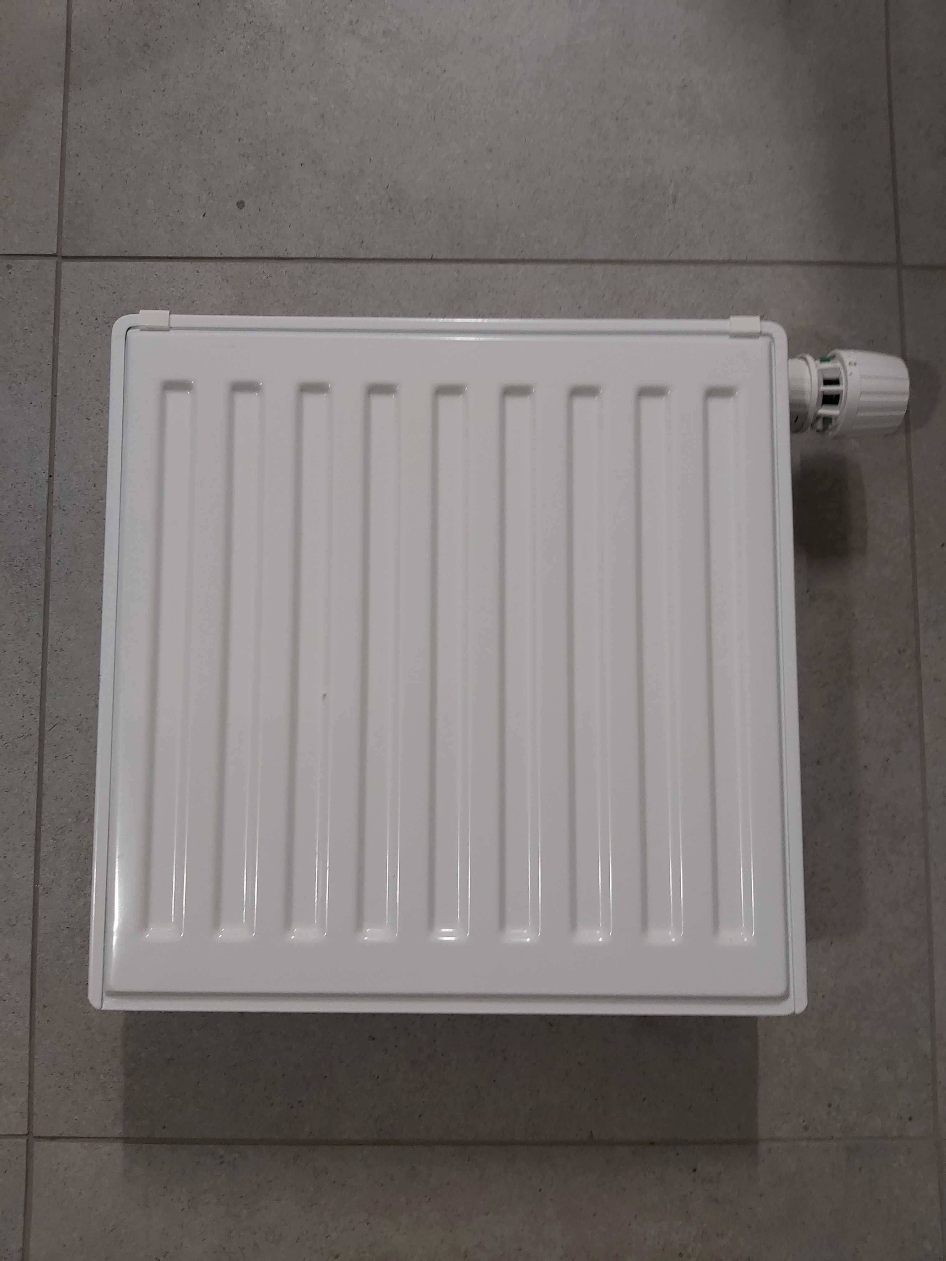 Grzejnik płytowy 40 x 40 biały + zawór termostatyczny Danfoss