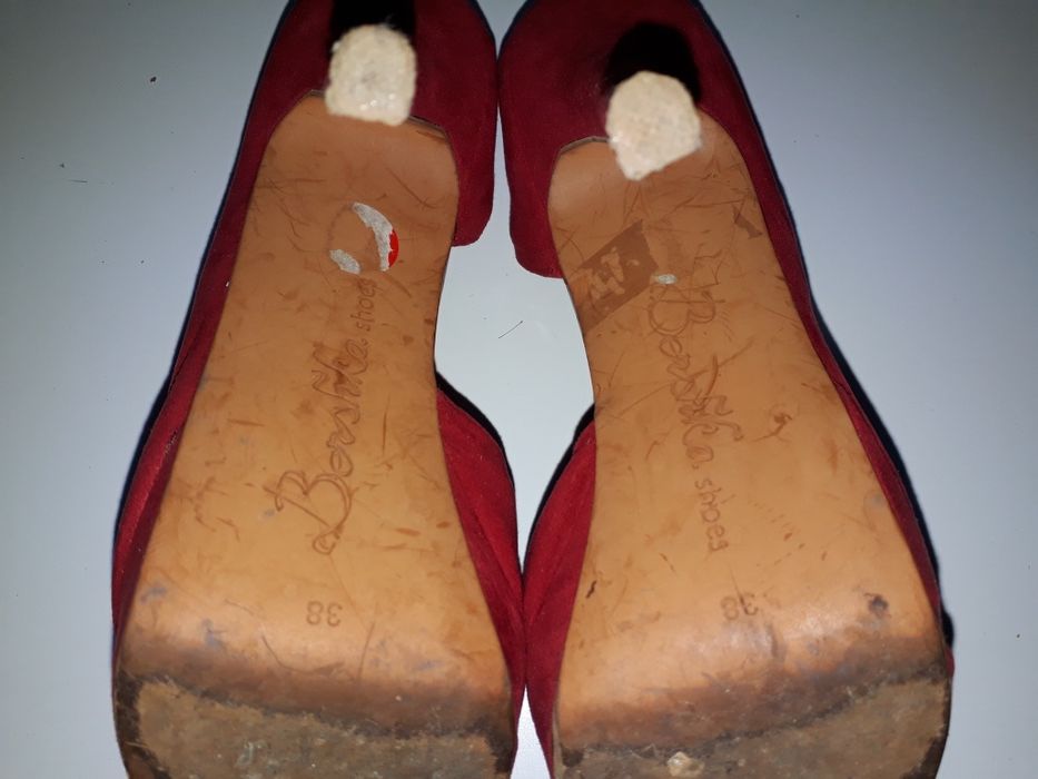 Sapatos de senhora vermelhos