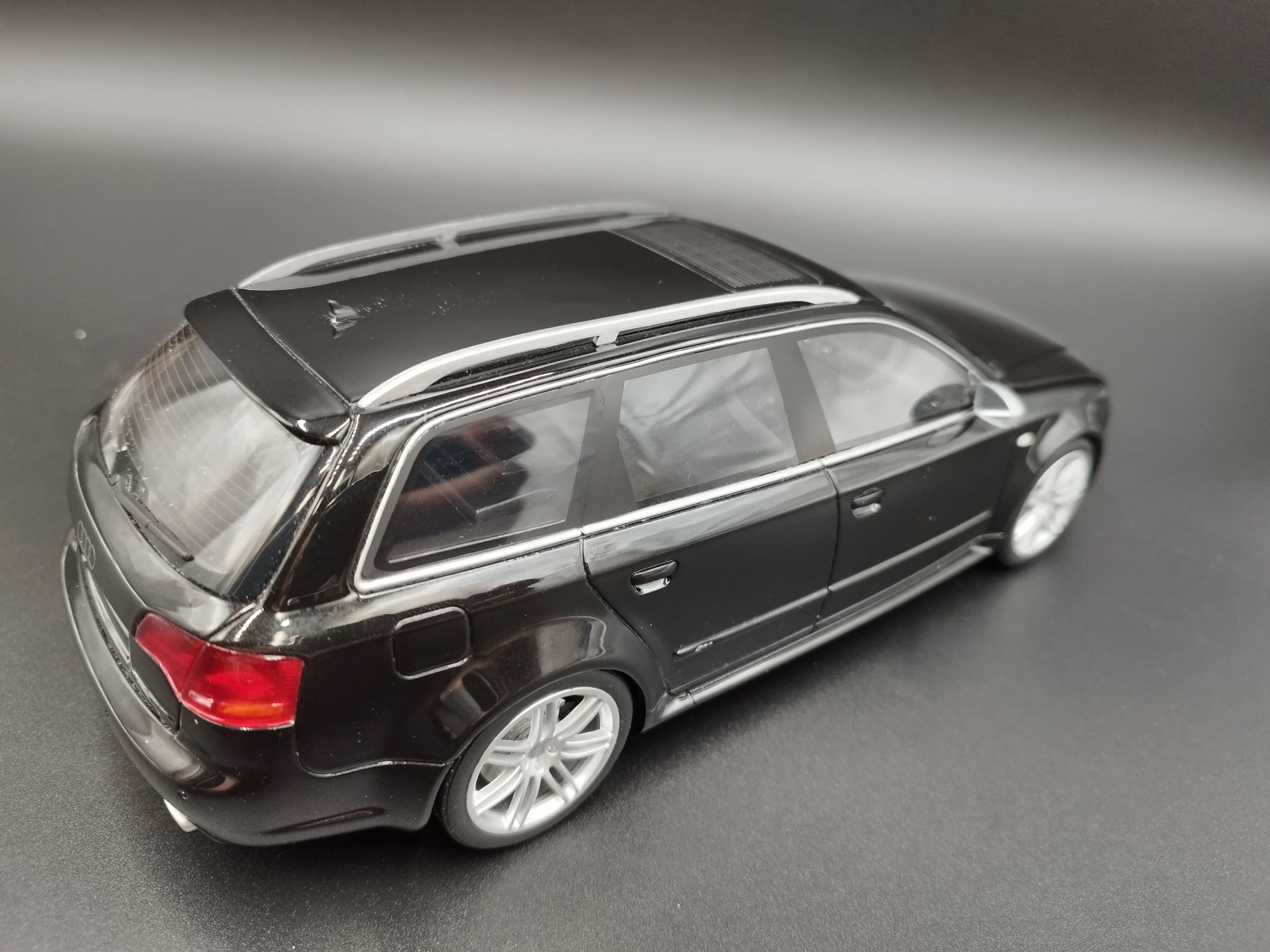 1:18 Otto Audi RS4 Avant model