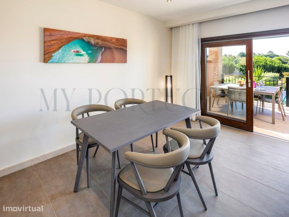 Exclusiva Moradia com Piscina Privada e Vista Mar em Condomínio Pre...