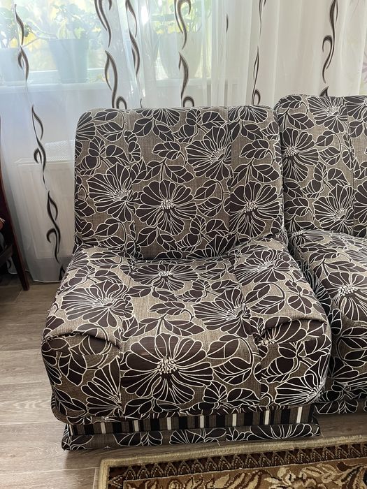 Крісло з квітковим принтом
