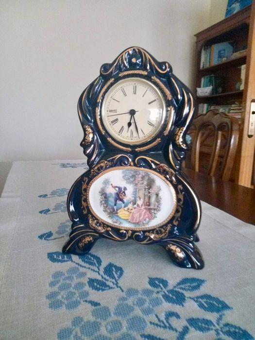 Relogio de mesa em louça