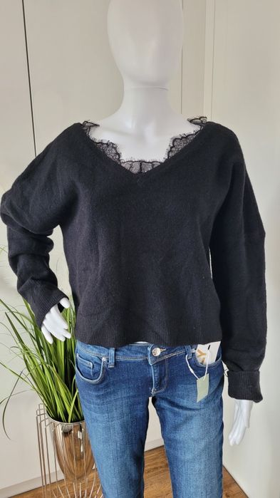 Sweter damski krótki z koronką czarny Mohito M/L