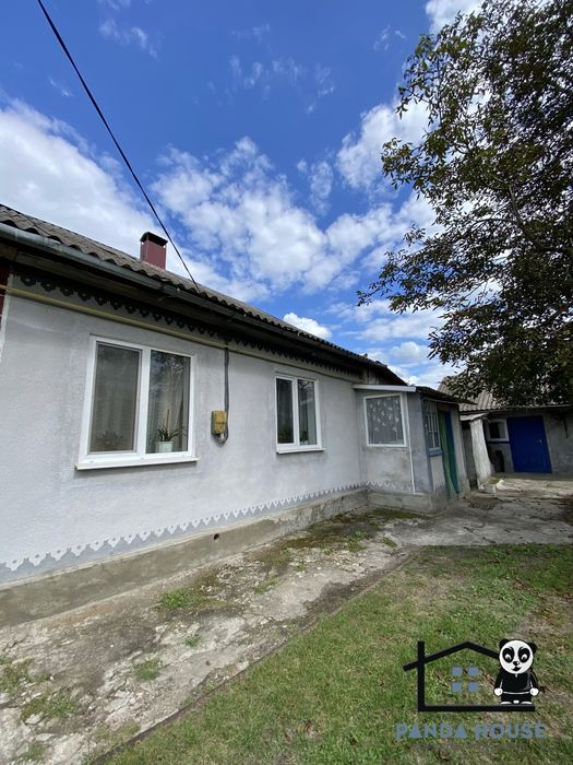 Продається частина будинку у хорошому районі.