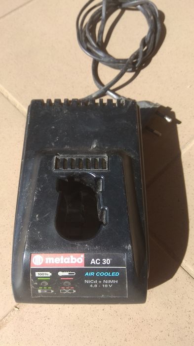 Продам зарядне до шуруповерта.