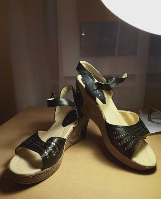 Sandały na koturnie CLARA BARSON rozmiar 40