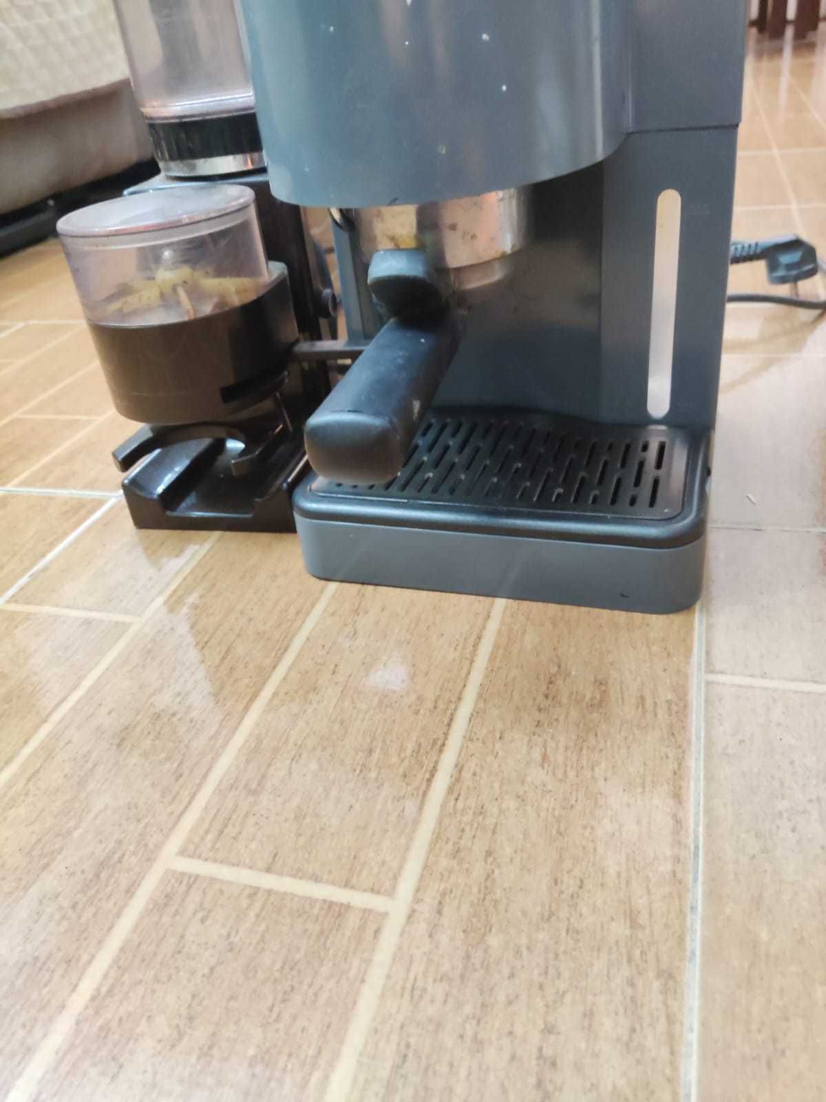 Máquina de Café e moinho BRIEL