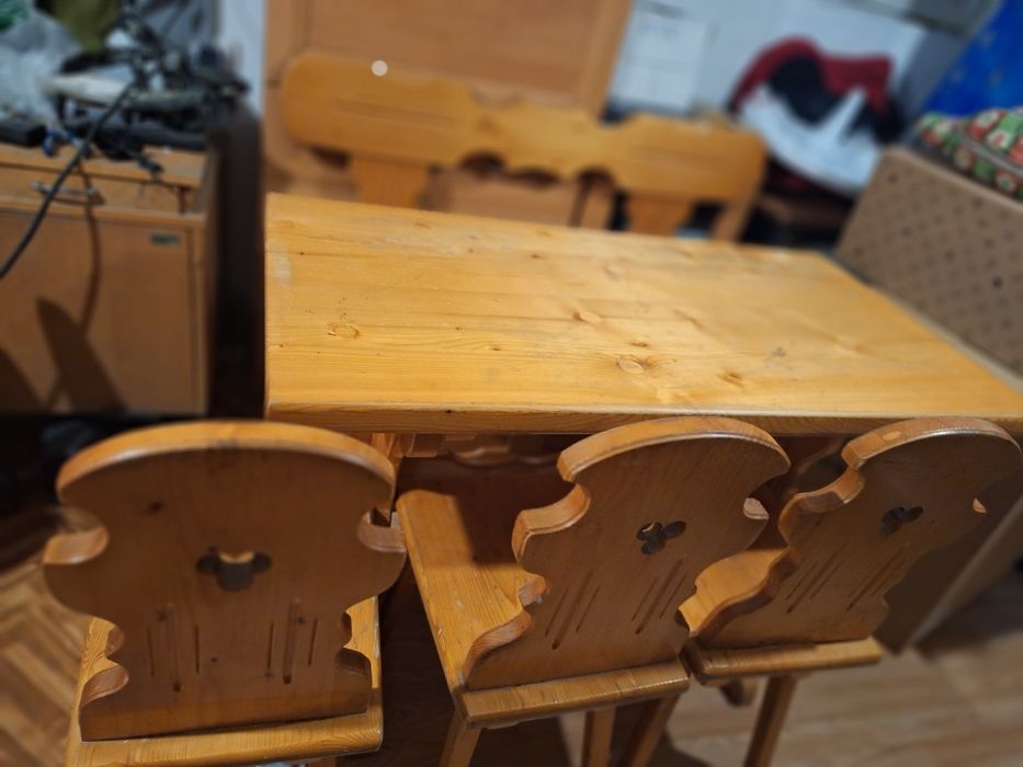 Stół drewniany z krzesłami i ławą z drewna sosnowego