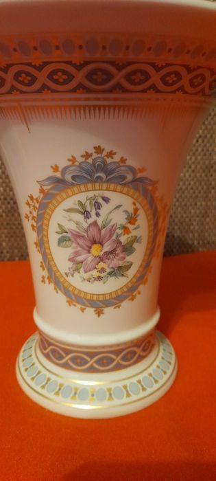 Porcelanowy wazon sygnowany Kaiser