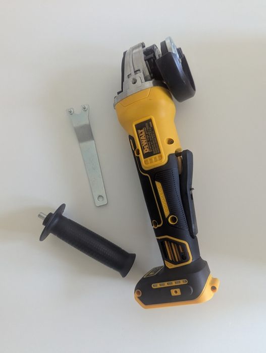 rebarbadora angular sem fios DeWalt, provavelmente o modelo DCG405N XR
