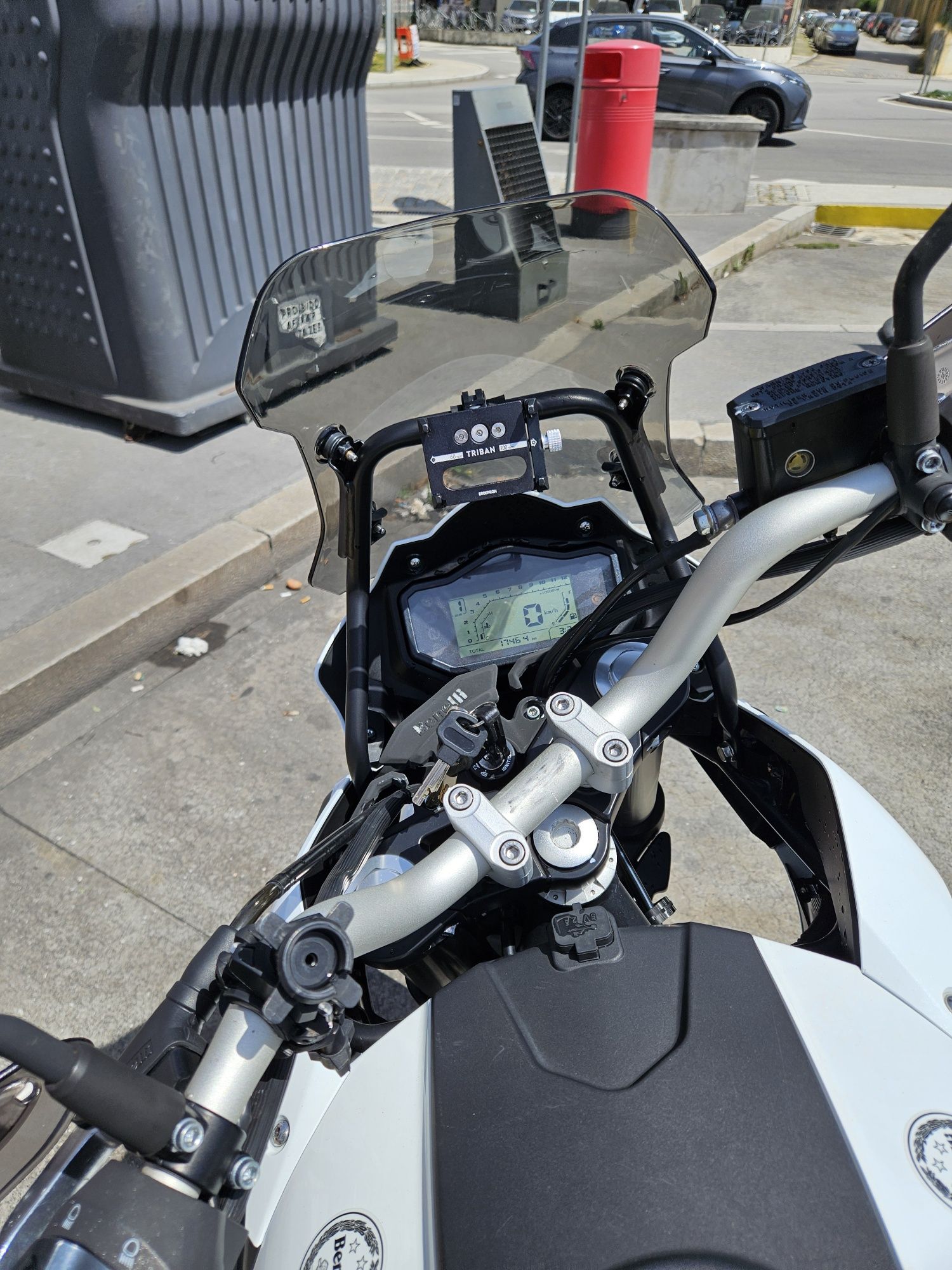 Benelli TRK 251 com acessórios