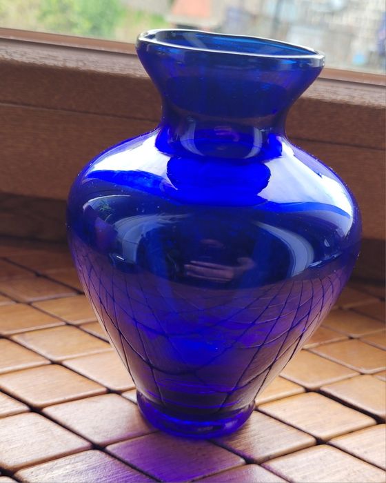 Mały kobaltowy wazon