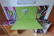 Biurko handmade z tablicą korkową – idealne dla dziecka