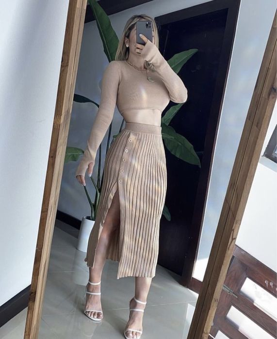 Теплый женский костюм из трикотажа бежевого цвета юбка и топ