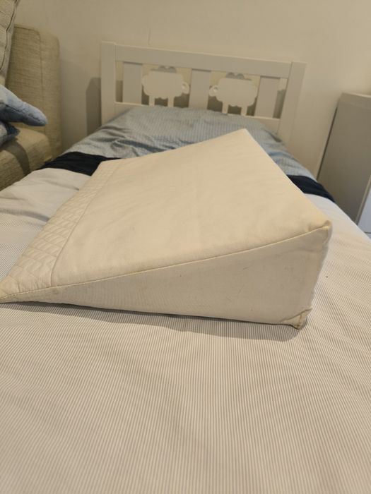 Almofada em cunha para berço