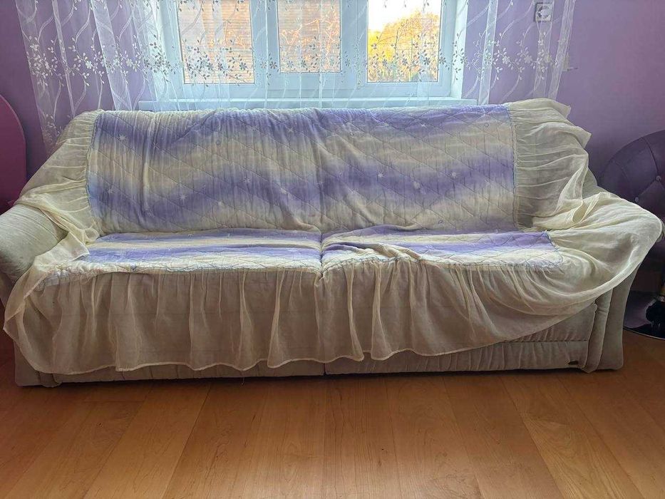 Диван, ліжко, столик