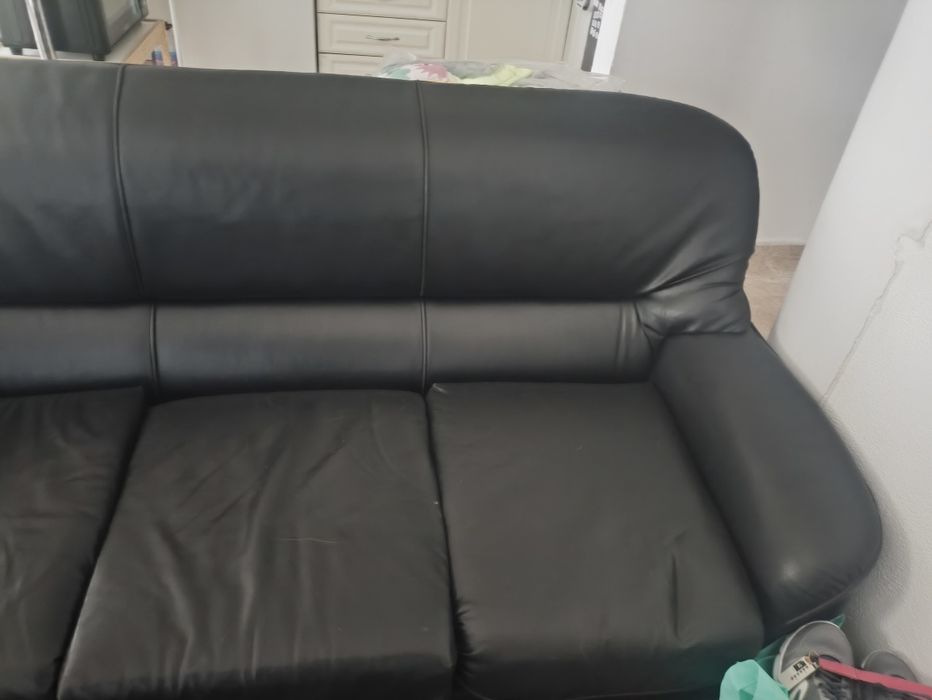 Sofás em pele pretos. Um terne e dois de um