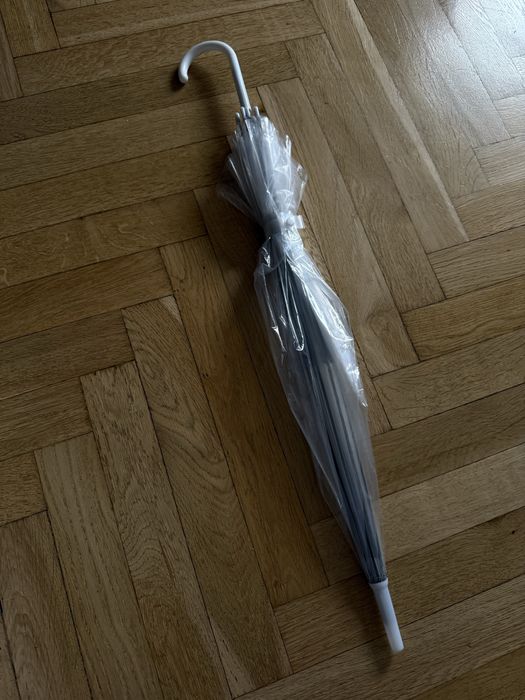 Przezroczysty parasol ślubny na białej nóżce