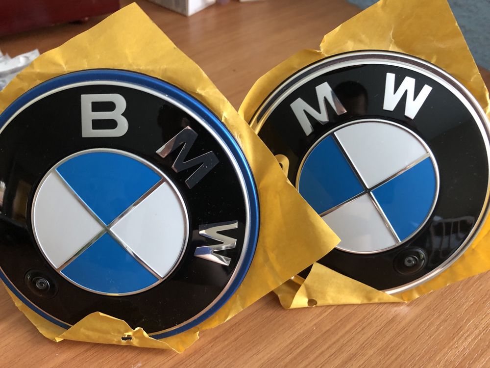 Эмблема BMW X7 G70 с камерой