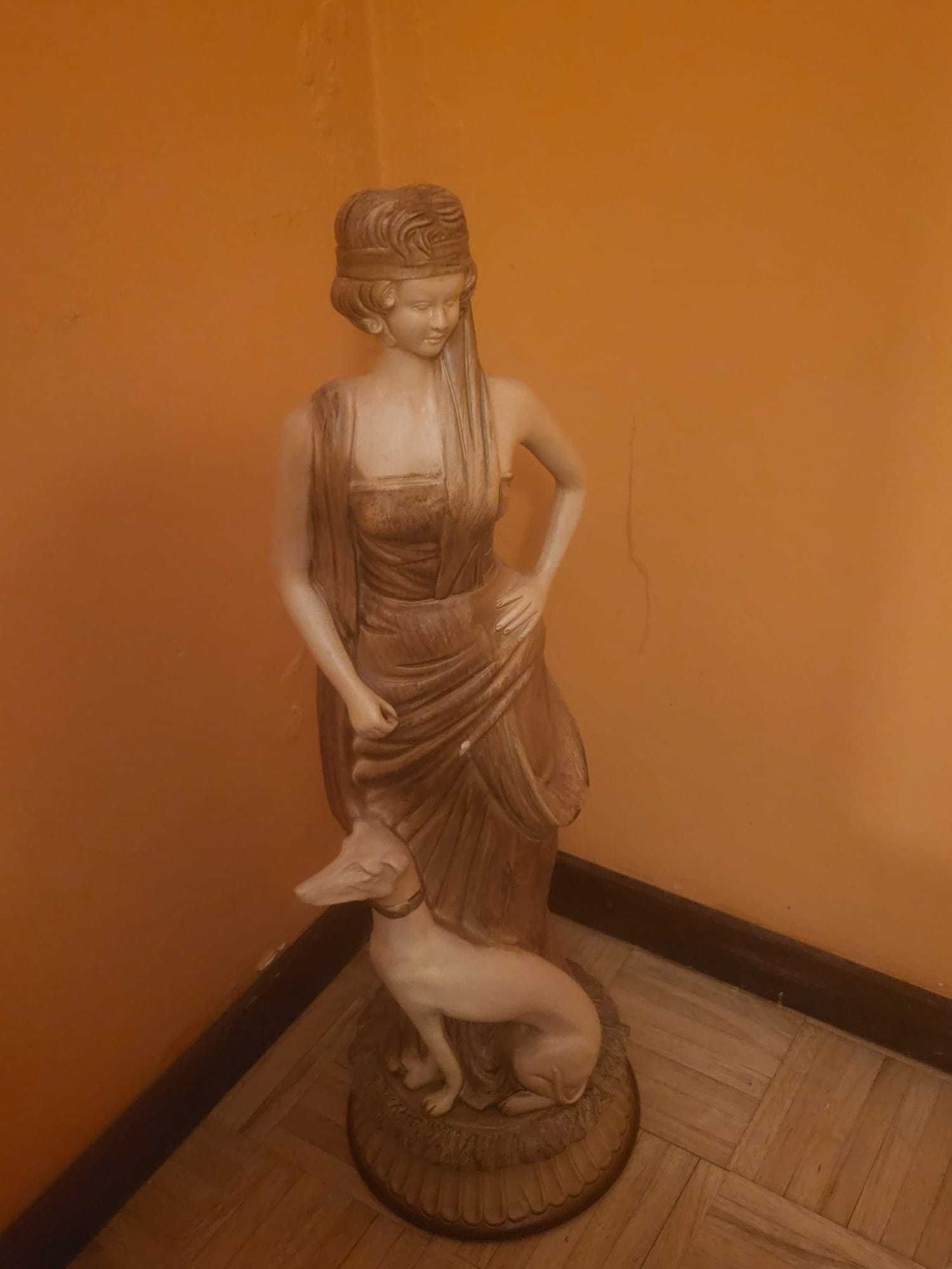 Estátua Feminina com Cão