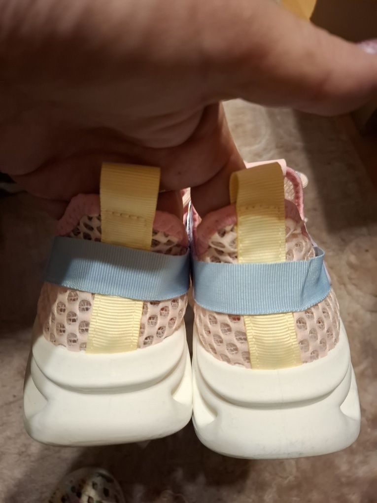 Przewiewne buty sportowe na lato rozm 37