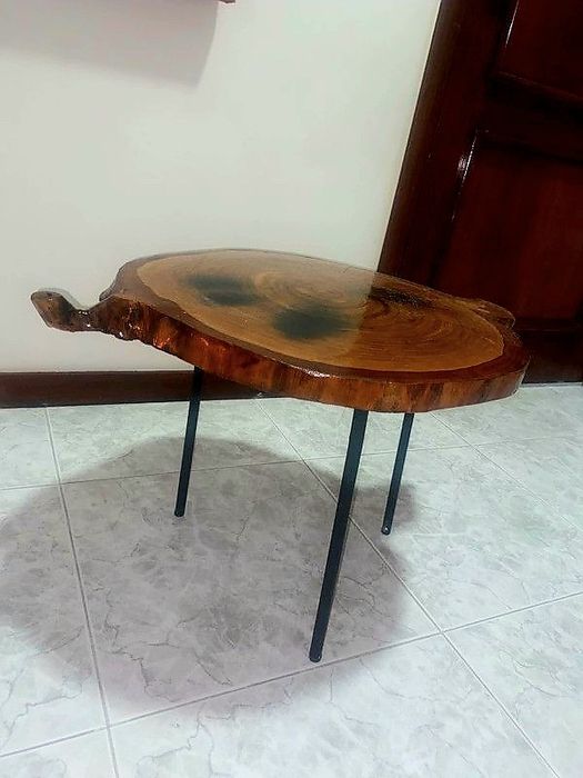 Mesa de centro em madeira tratada