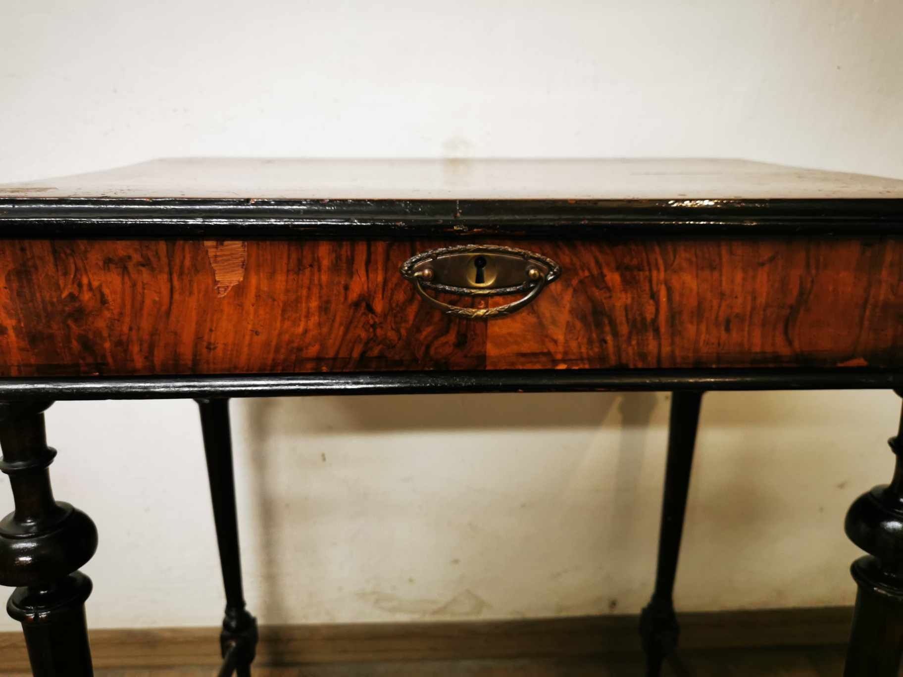 Stary zabytkowy stolik z szufladą