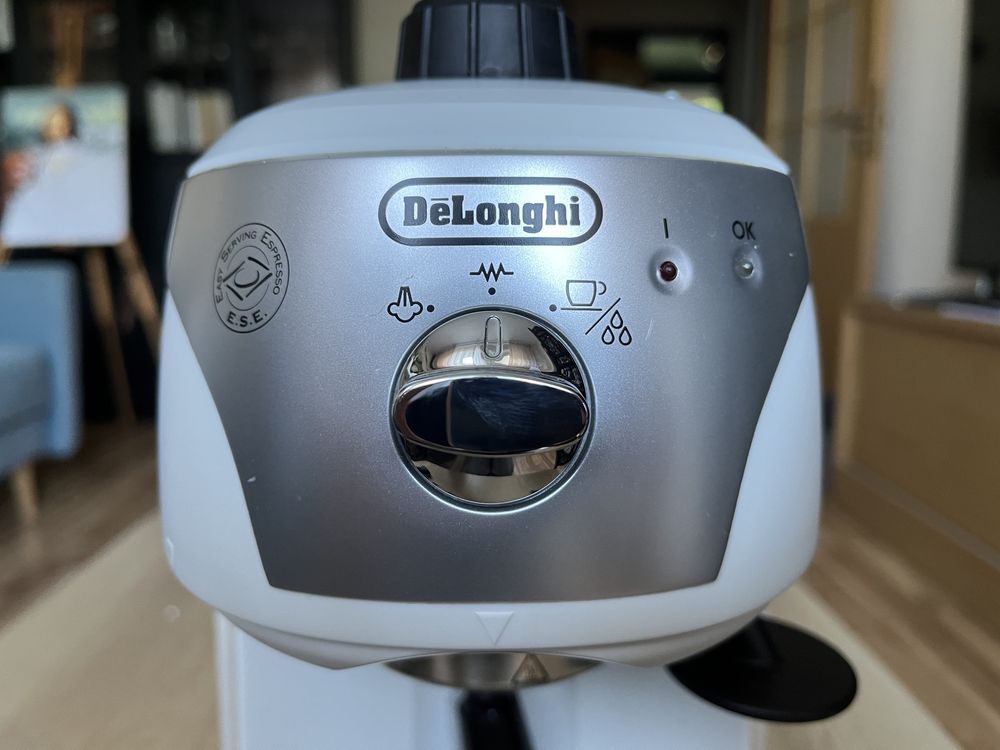 Ekspres kolbowy DeLonghi EC221.W