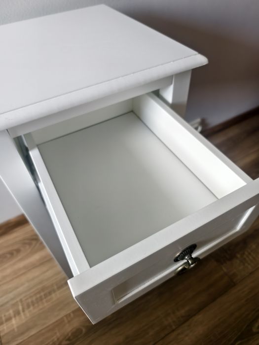 Biały stolik szafka nocna