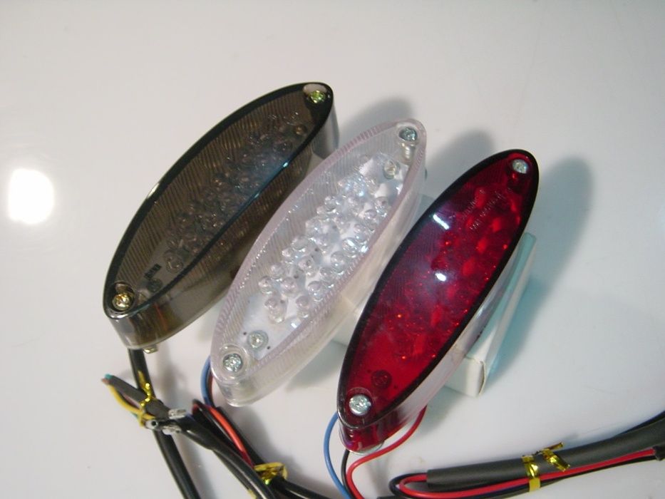 Farolins traseiros LED com luz de stop, presença e matrícula