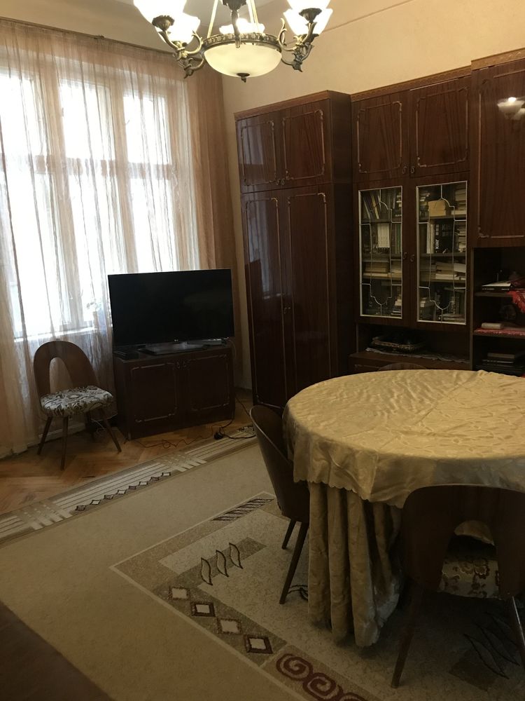 Продам стінку б/в 4,5м  та тумбу під телевізор..Самовивіз.