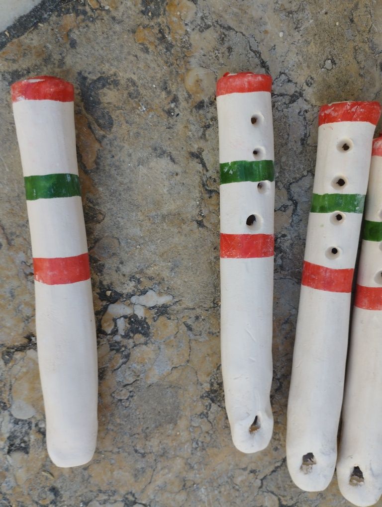 flautas de barro. Novas. Artesanato.