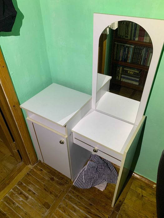 Туалетний столик з дзеркалом, комод, тумба приліжкова