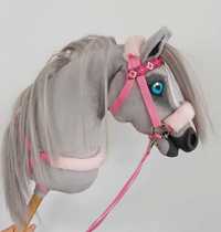 Piękny konik Hobby Horse A4 ze sprzętem siwy