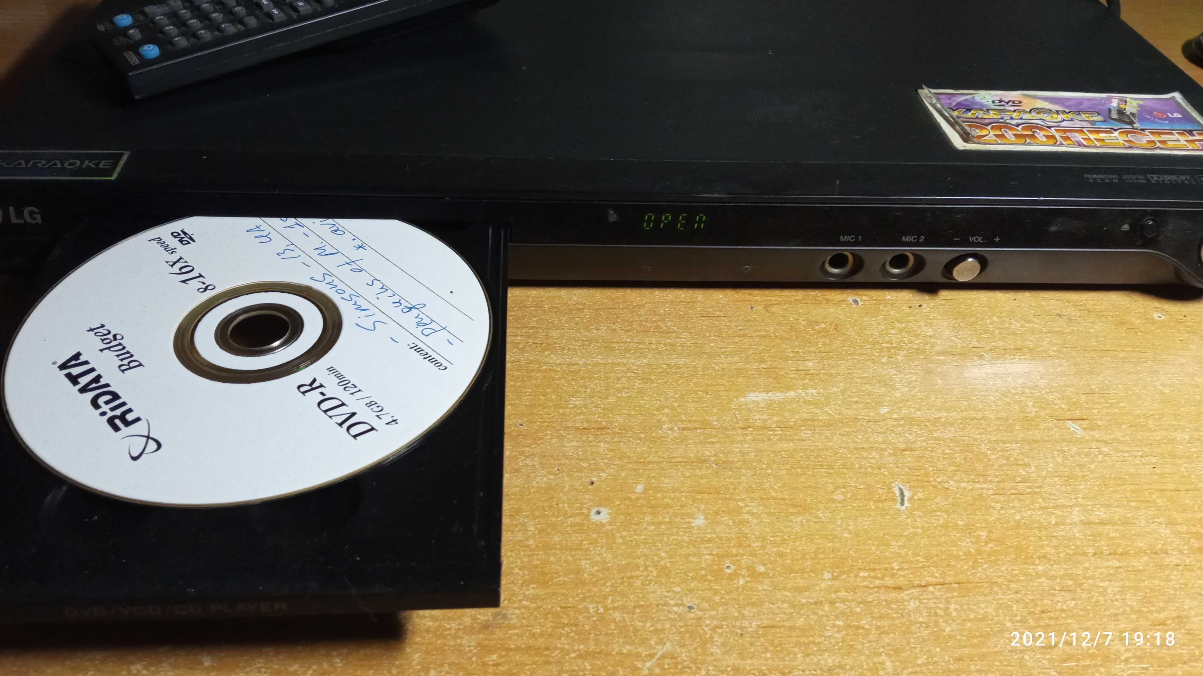 DVD караоке плеєр LG DK768 + багато компакт-дисків CD