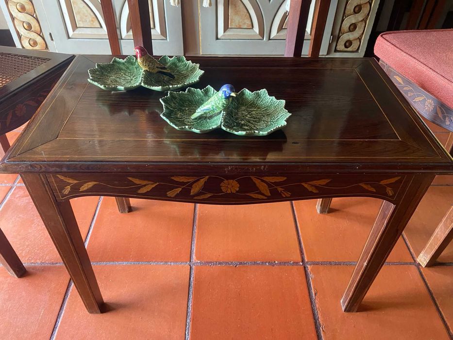 Mesa e Cadeiras em Pau Santo Conjunto