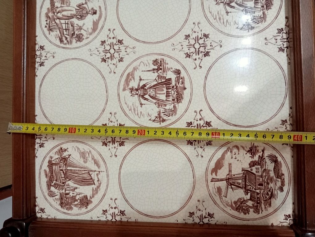 Stolik na kółkach z płytką ceramiczną