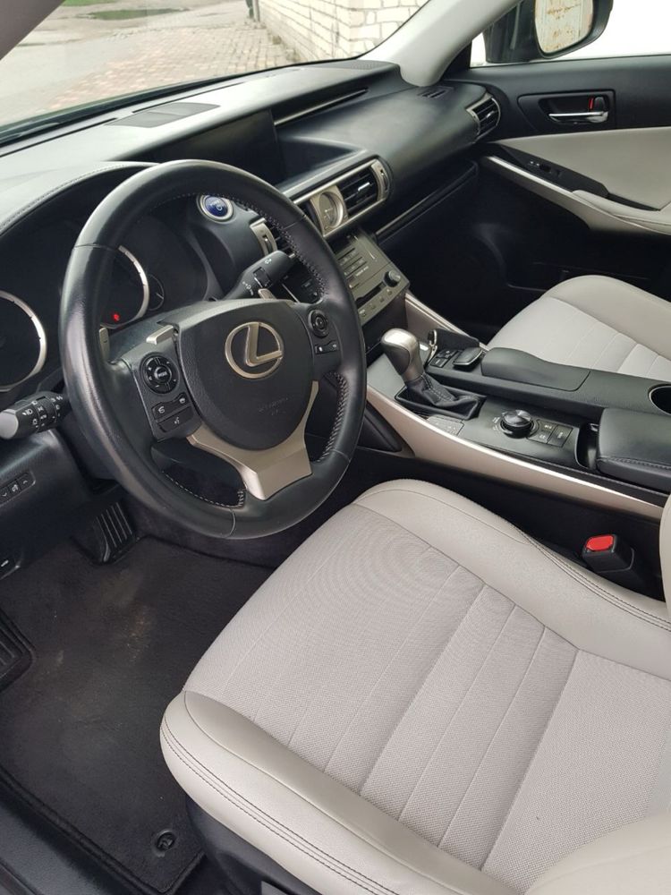 Продам Lexus IS300H