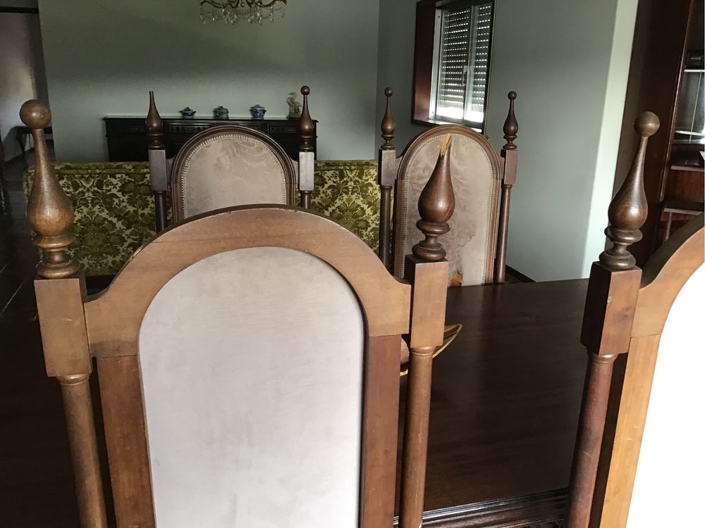 Conjunto mesa de jantar e seis cadeiras