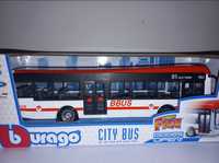 Nowy autobus Bburago,czerwony, ok. 19 cm. .