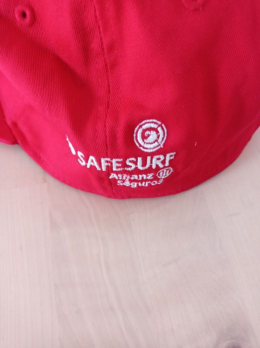 Boné vermelho tipo cap