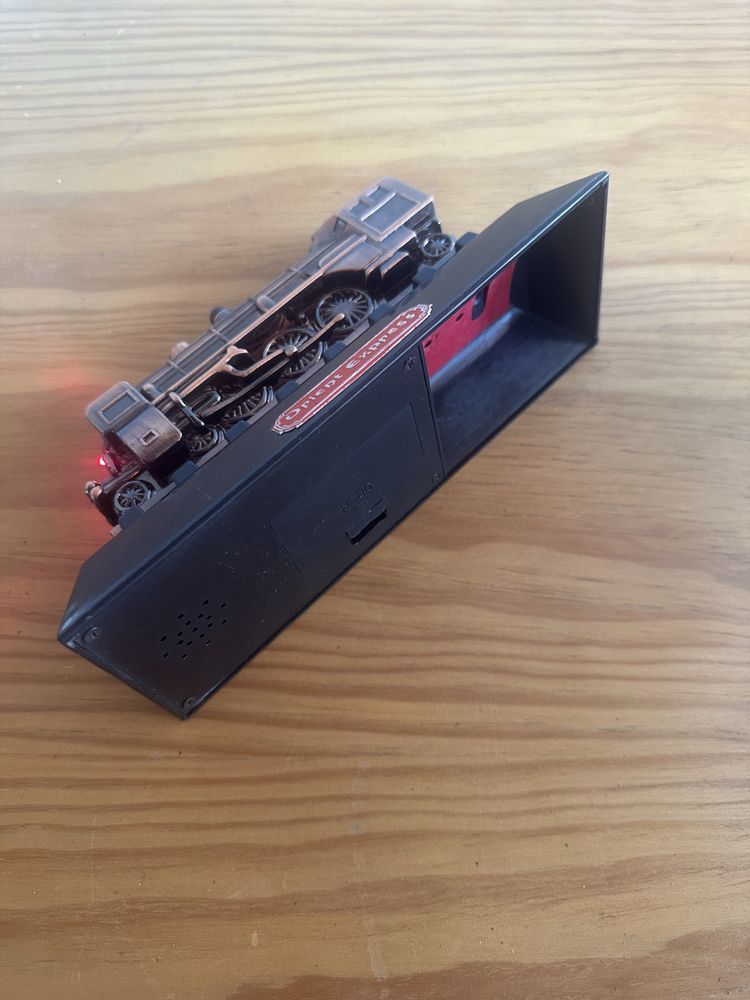 Isqueiro de mesa em forma de locomotiva