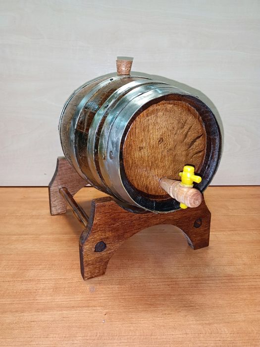 Pipo / barril antigo em madeira de carvalho com suporte e torneira em