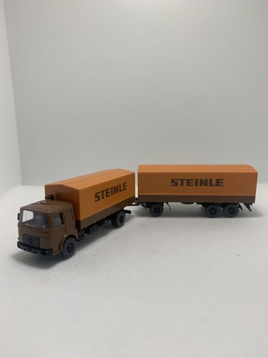 Miniatura Camião MAN com reboque da marca Wiking na escala H0 1/87